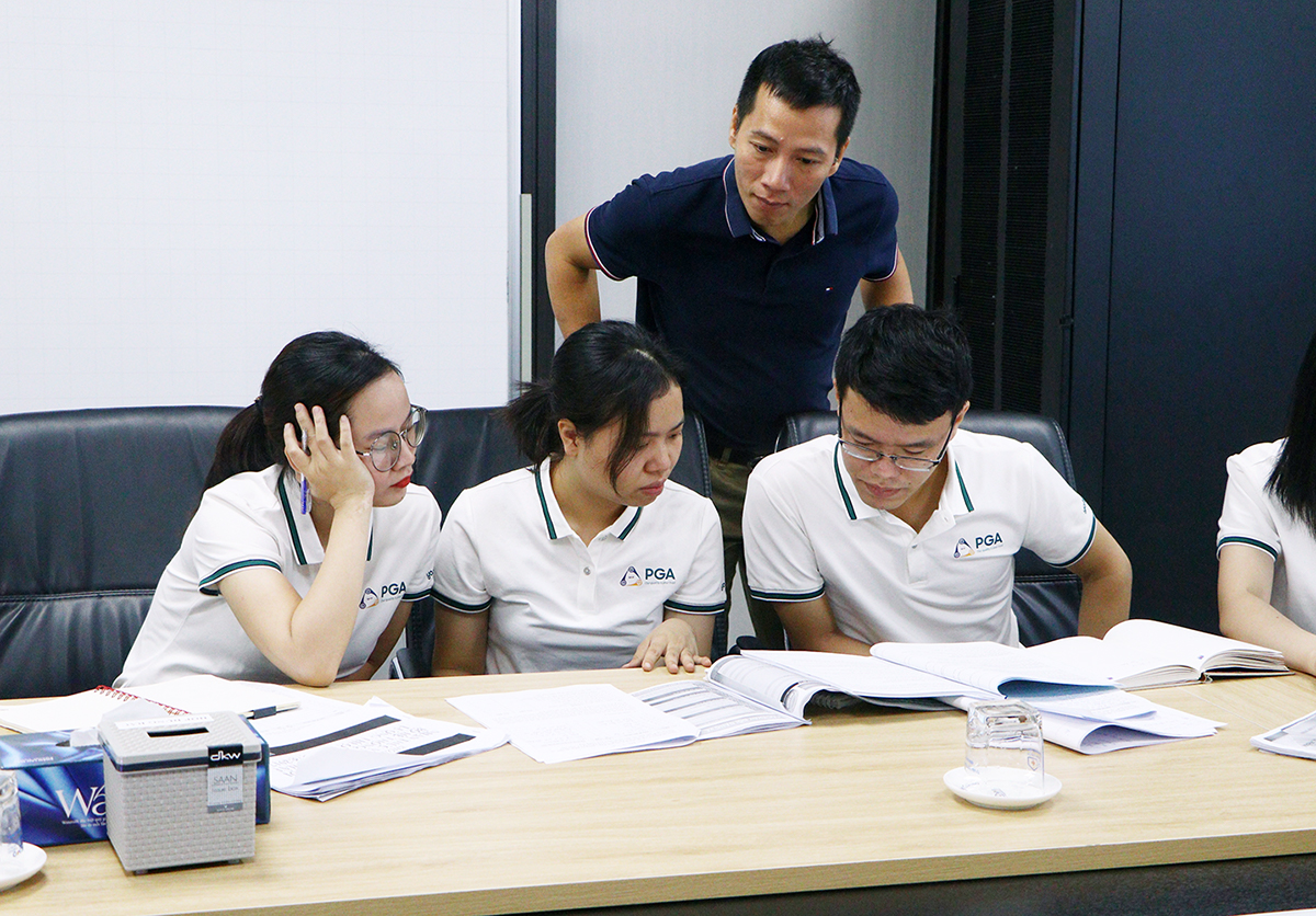 Giảng viên Nguyễn Tiến Dũng thảo luận cùng các học viên